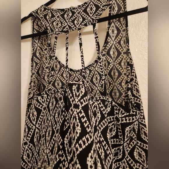 Deb flowy geometric shaped top with cage back Size 3X - Picture 5 of 6